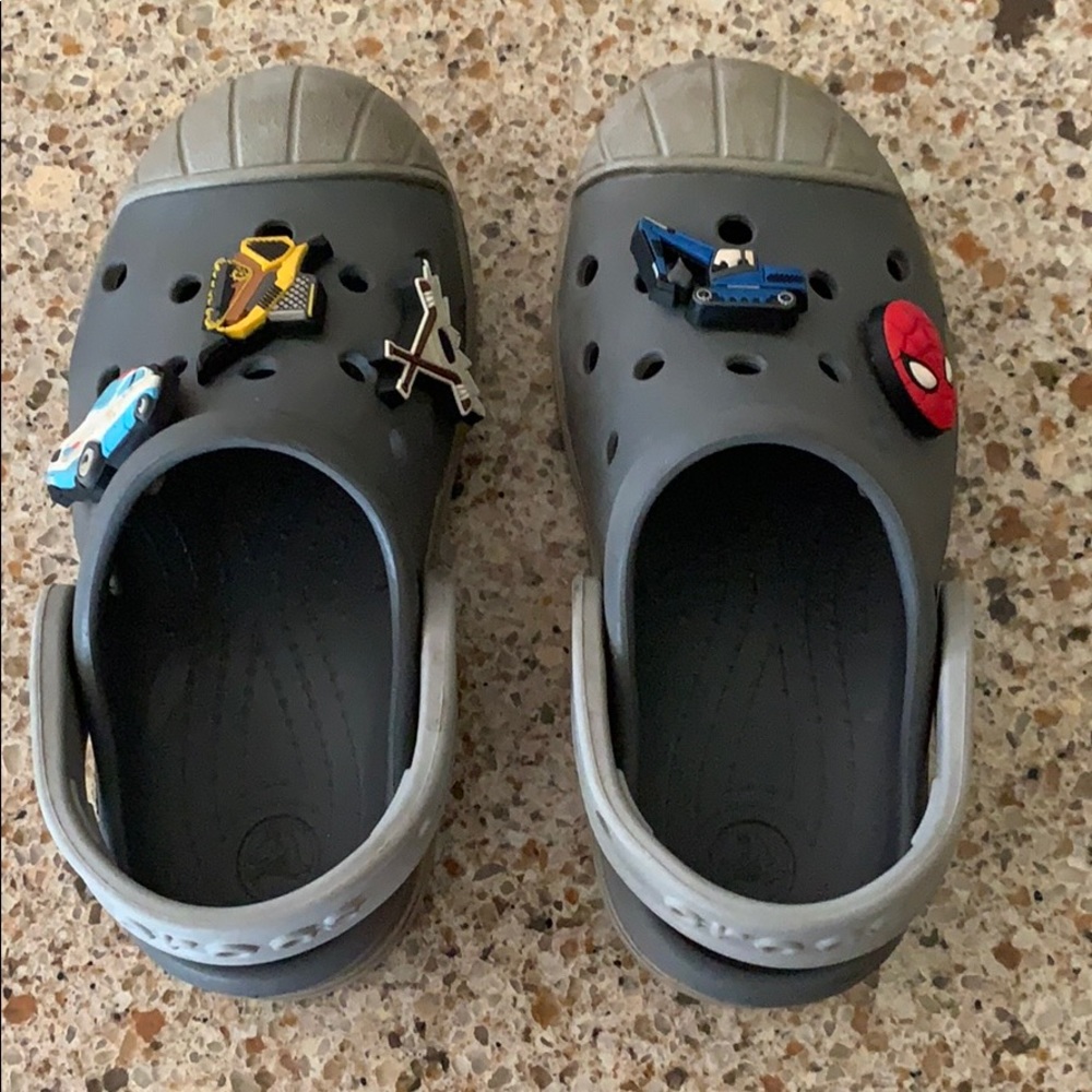 Crocs 9T gray